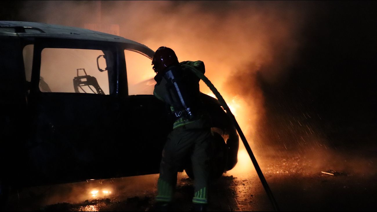 Nieuws - Auto brandt uit op bedrijventerrein Noordersluis Lelystad, politie doet onderzoek