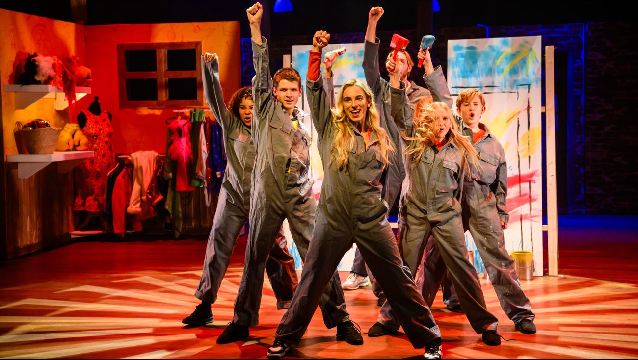 Gemist - Lelystedeling Dewi de Zwart (15) heeft rol in 'De Eindmusical, in het theater'