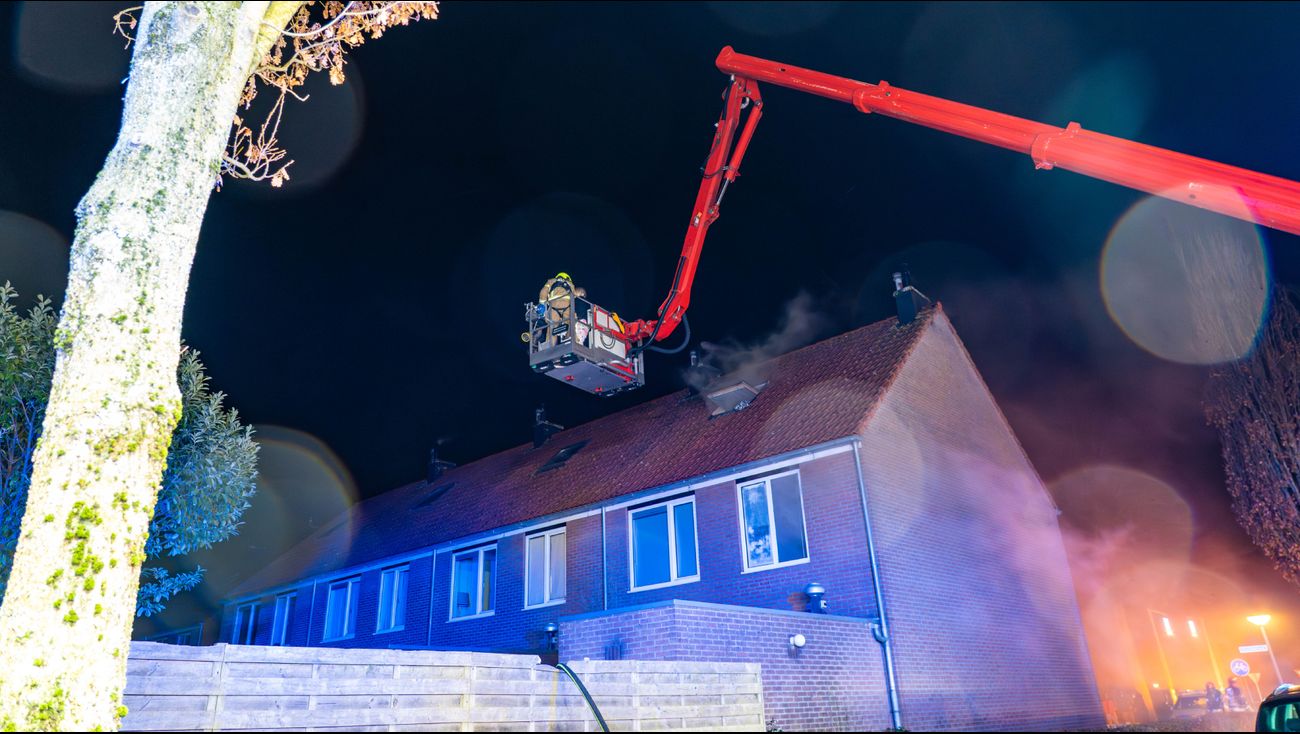 Nieuws - Vrouw ingesloten door rook; brandweer redt haar via zolder