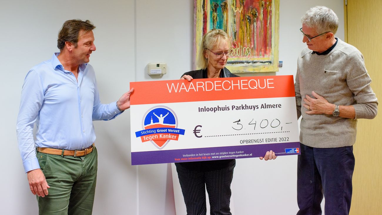 Omroep Flevoland - Nieuws - Cheque van ruim 3000 euro overhandigd aan ...