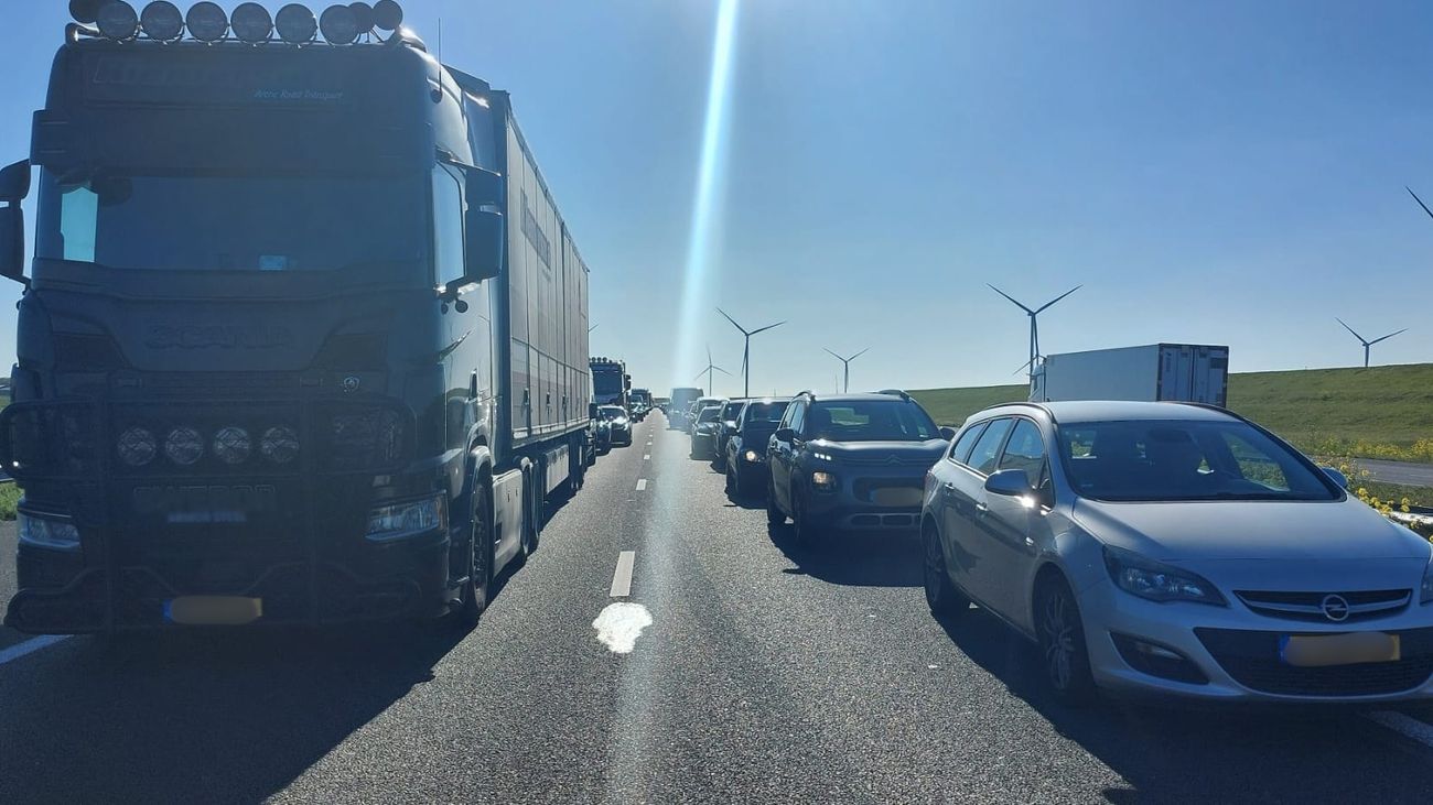 Extra vrachtverkeer op A6 bij Almere door gewichtsbeperking Houtribdijk