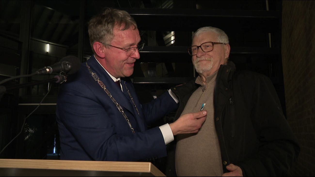 Nieuws - Voorvechter van Urker Taol geëerd met erepenning: 'Inspirator en culturele bruggenbouwer'