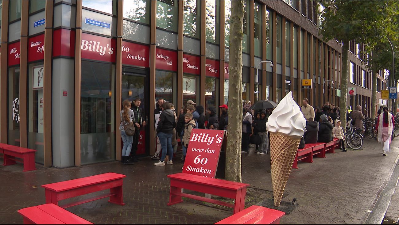 Nieuws - Ondanks slecht weer toch lange rij voor ijssalon: 'Omdat het gratis is'