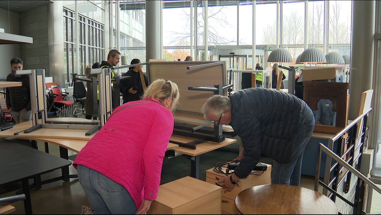 Nieuws - Pakken wat je pakken kan: gratis graaien tussen kantoorspullen van LeasePlan