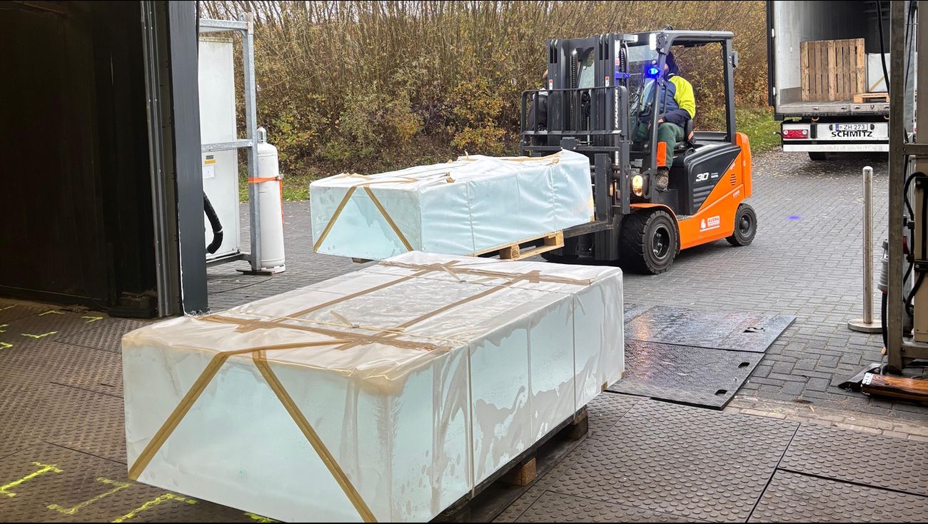 Nieuws - Gigantische ijsblokken komen aan voor IJsbeelden Festival Biddinghuizen