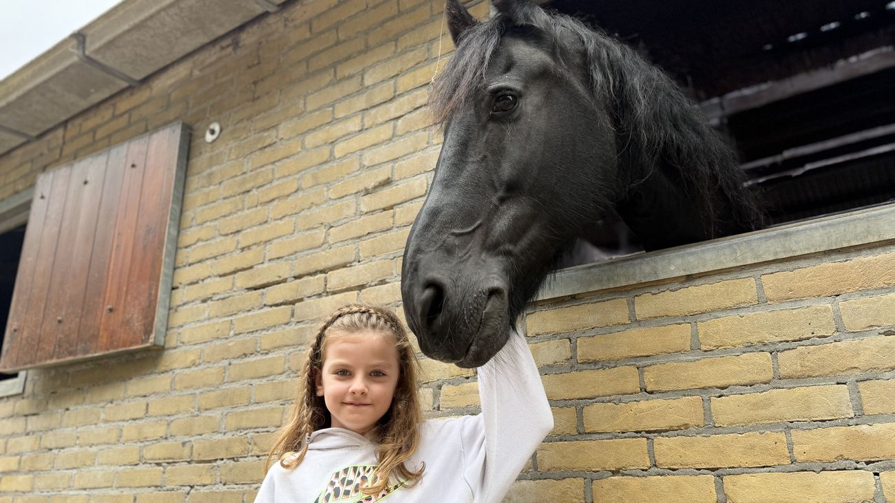 Van paardenmeisje tot liefhebber: 75 jaar rijvereniging Noordoostpolder