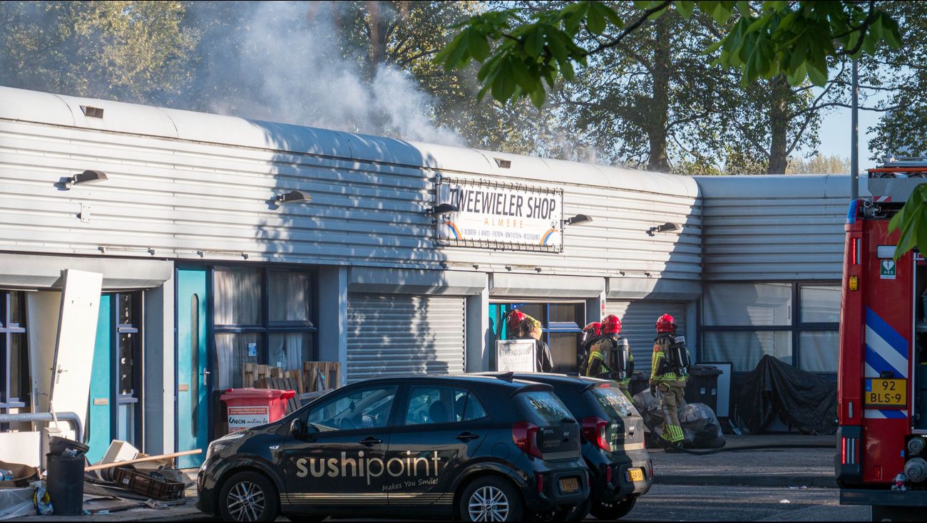 Nieuws - Smeulende accu's in fietsenzaak lijken oorzaak brand op Markerkant