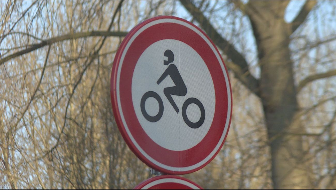 Nieuws - Motorrijder moet 500 kilo de straat uitduwen: 'Ik dacht dat het een 1-april-grap was'