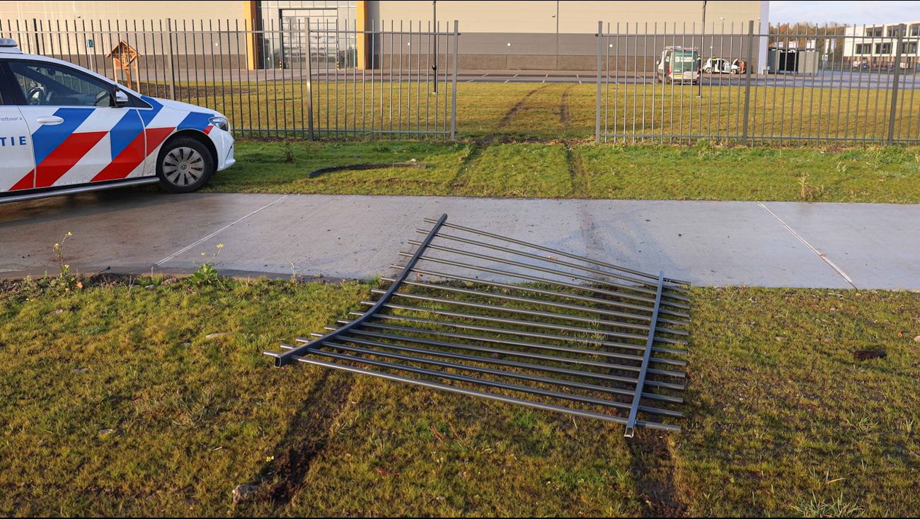 Nieuws - Automobilist ramt zwaar hekwerk op industrieterrein