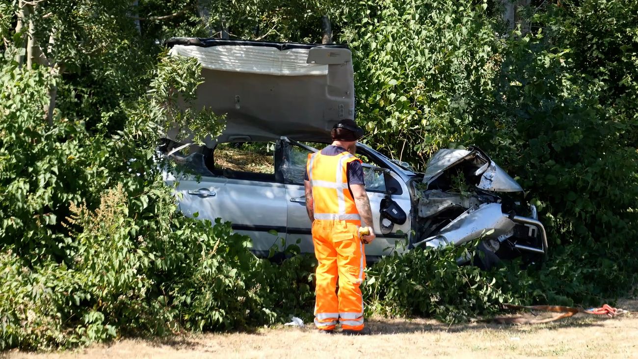 Nieuws - Automobiliste botst tegen boom in Almere Stad en raakt zwaargewond