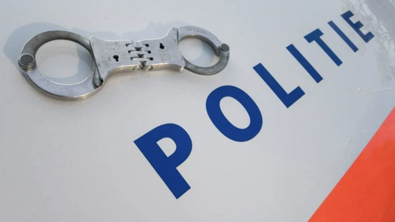 Nieuws - Bestuurder is gevaar op de weg, politie rijdt haar klem en pakt rijbewijs af