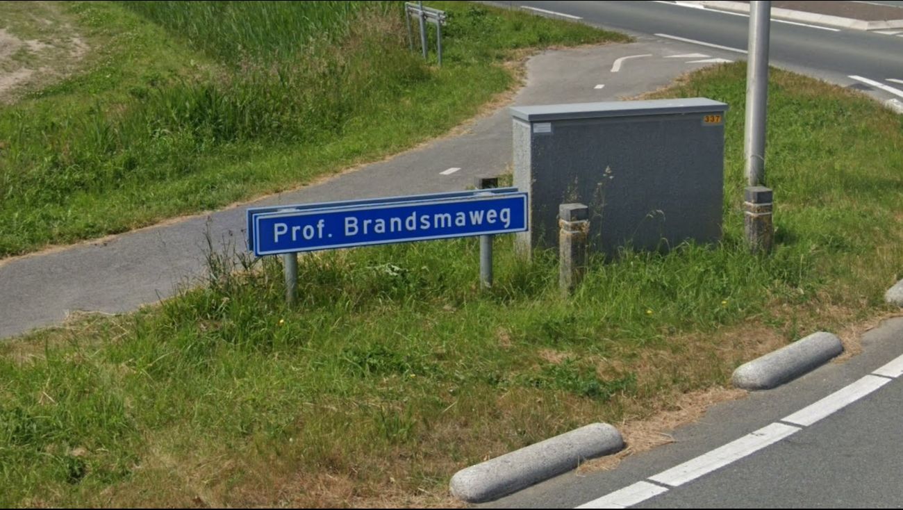 Nieuws - Auto in sloot raadsel voor politie en brandweer, eigenaar wordt nog gezocht