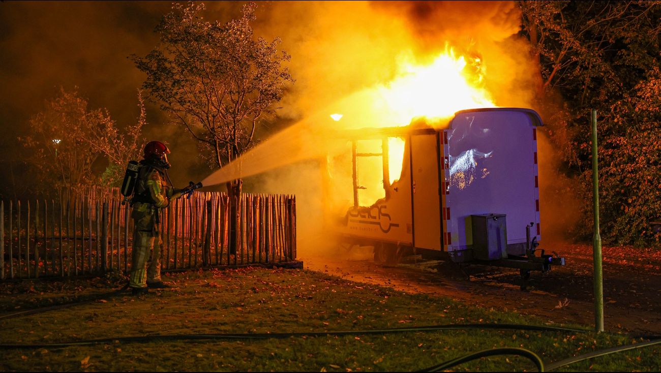 Nieuws - Felle brand verwoest bouwkeet in Tollebeek
