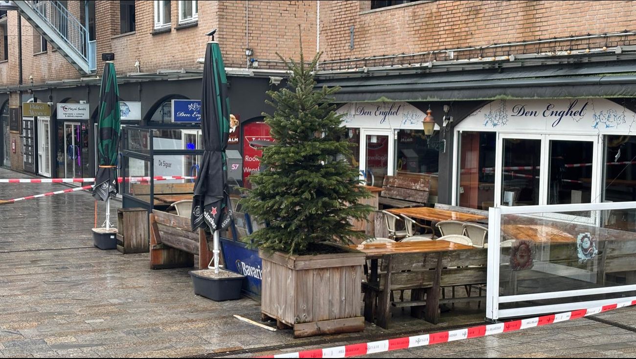 Persoon in kritieke toestand naar ziekenhuis na val van tweede verdieping, politie doet onderzoek